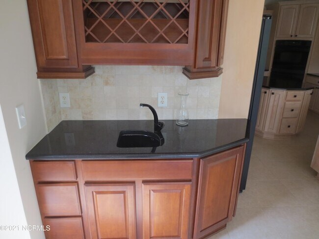 Building Photo - 8 Country Club Blvd