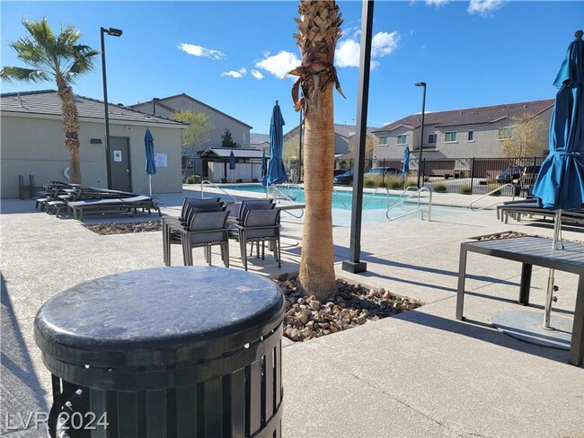 Building Photo - 3-BEDROOM TOWNHOME IN GATED NORTH LAS VEGA...