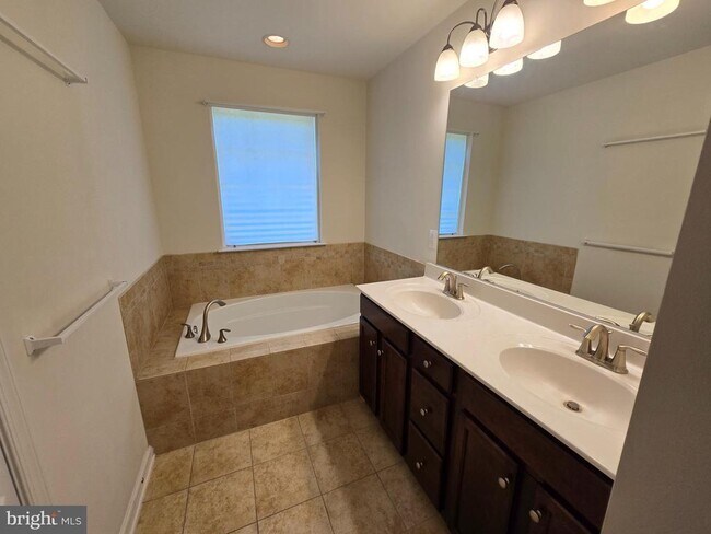 Building Photo - 320 Tree Line Dr