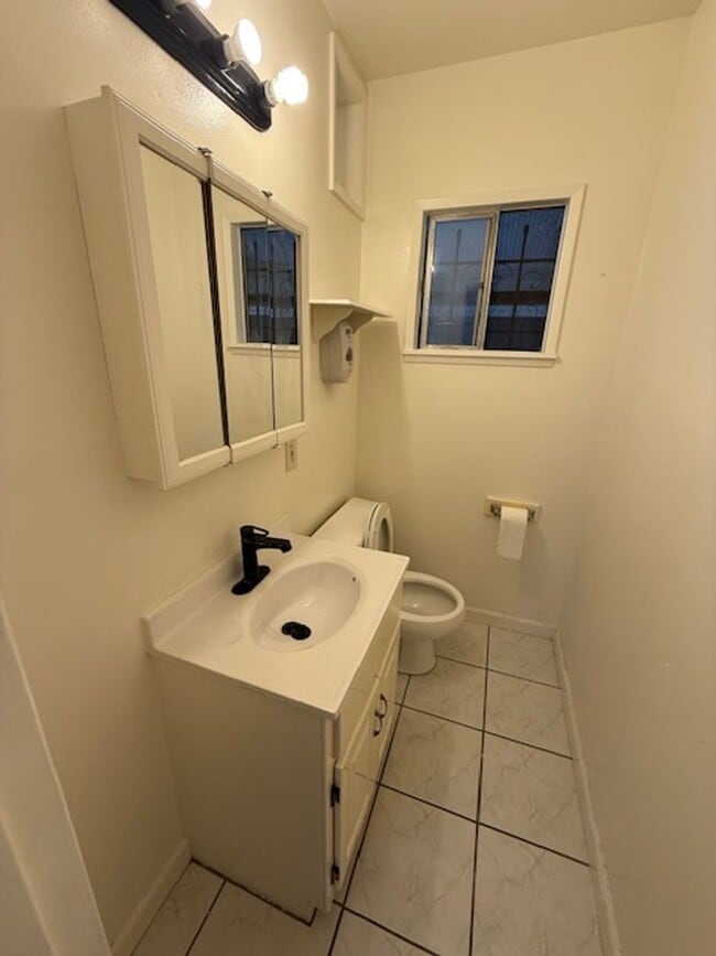 Building Photo - 3 bedroom 2 bath house in Long Beach