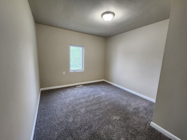 Building Photo - 3 Bedroom 1 Bath Home