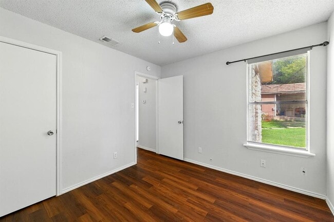 Building Photo - 5707 Spring Meadow Rd