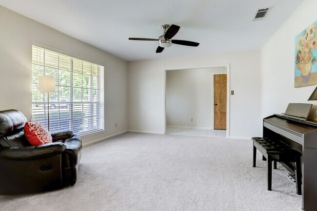 Building Photo - Spacious home on 1/3 of an acre w/ BONUS F...