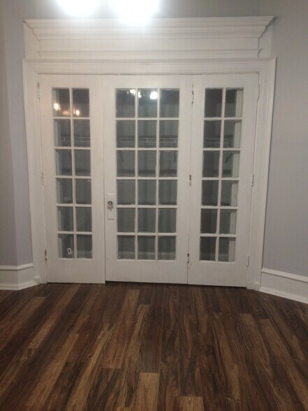 Building Photo - 323 S 46th St