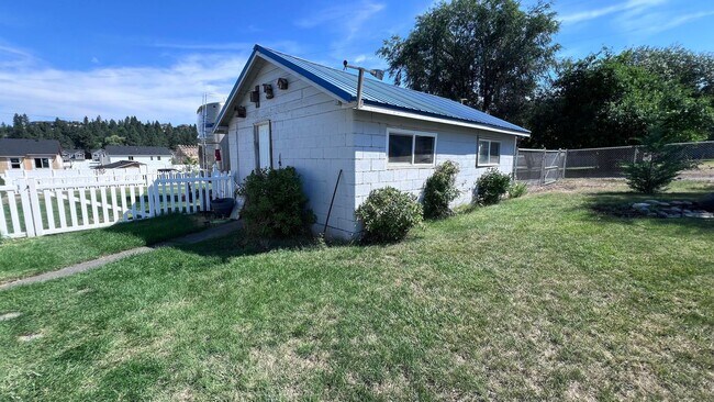Building Photo - Charming 2 Bed, 2 Bath Farm-Style Home in ...