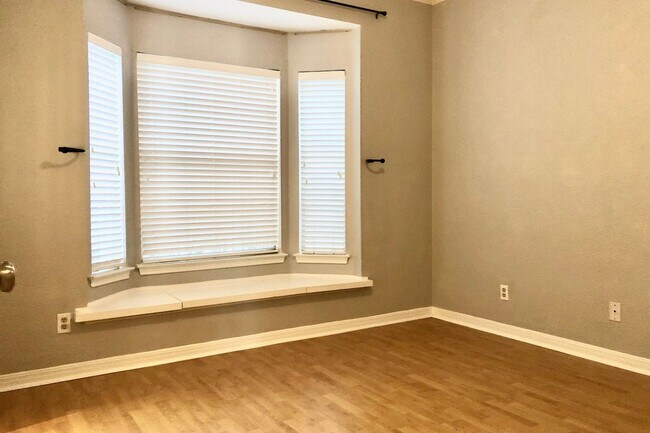 Building Photo - North Campus Condo Near UT – Spacious, Bright & Highly Convenient!