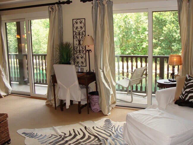 Building Photo - 3 bedroom 2 bath furnished condo