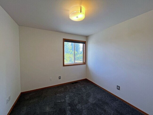 Building Photo - Stunning 4 Bedroom 2.5 Bath with Peek-a-Boo View of Puget Sound