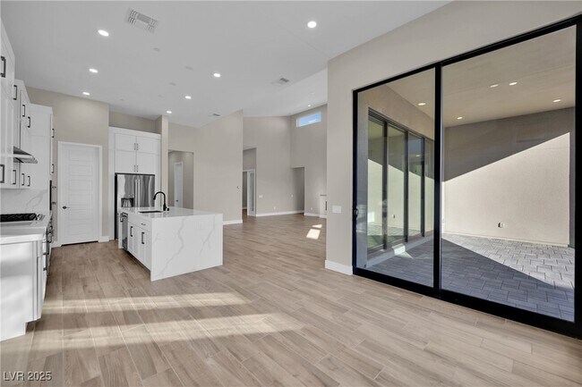 Building Photo - 11079 Rolling Vista Dr