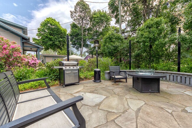 Building Photo - Charming Fully Furnished Three Bed, Two Ba...