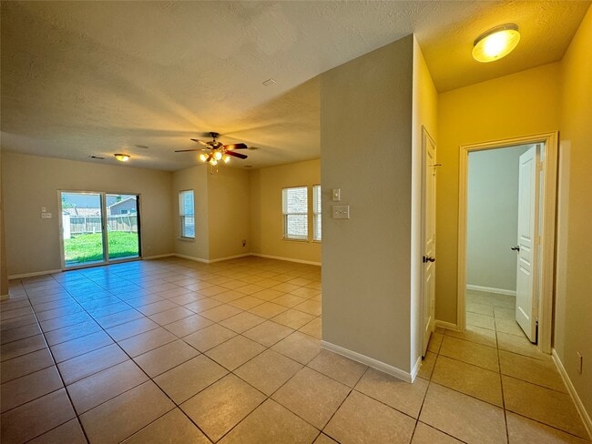 Building Photo - 8107 Gran Villa Dr