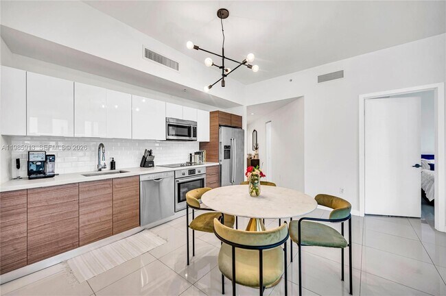 Building Photo - 1010 SW 2nd Ave