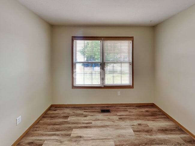 Building Photo - 5864 Westbank Dr