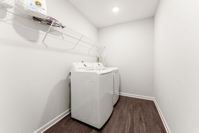 Building Photo - Sleek & Stylish 3 Bed, 2.5 Bath Townhome in Prime Location $2,100/mo rent