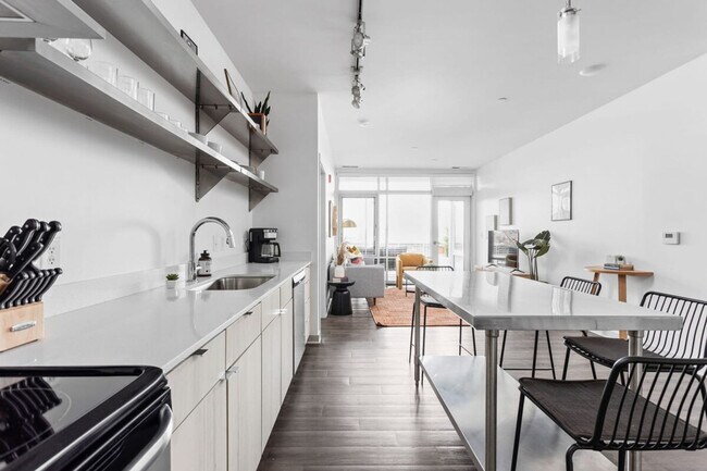 Building Photo - 747 N College Ave