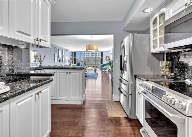 Building Photo - 6423 Collins Ave