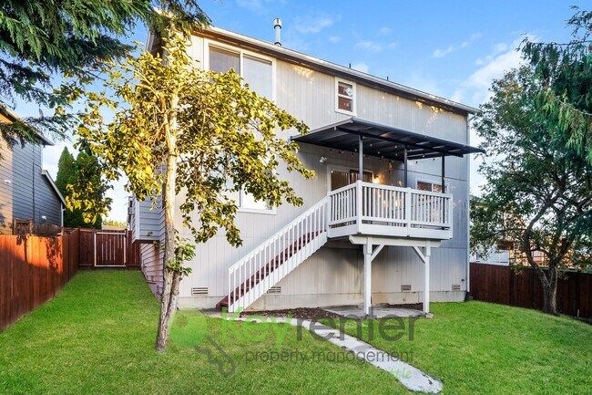 Building Photo - Kent Luxury Home with Double Primary Suite...