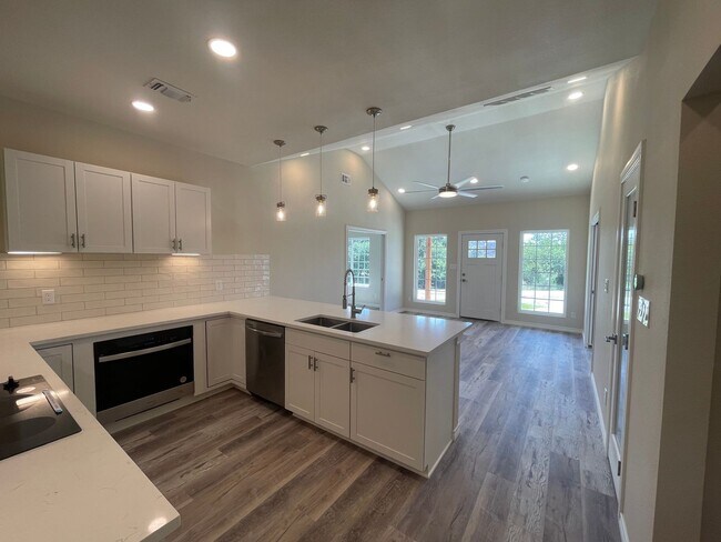 Building Photo - NEW ON MARKET