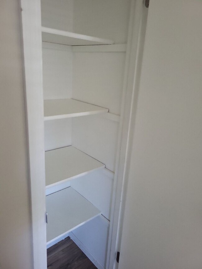 Building Photo - Charming Two Bedroom Lower Level Flat Close to Downtown Vancouver