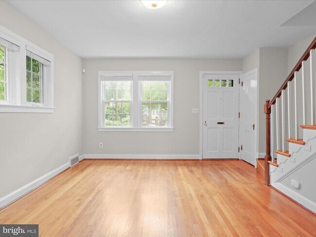Building Photo - 426 E Nelson Ave