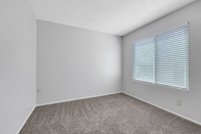 Building Photo - 1520 Hialeah Dr