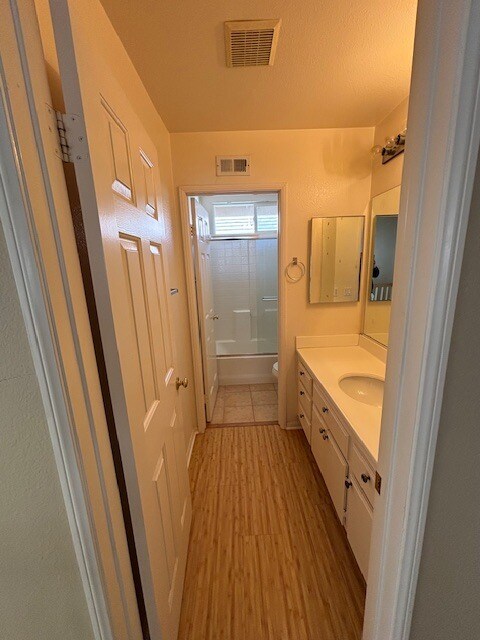 2nd full bath - 10033 Kika Ct