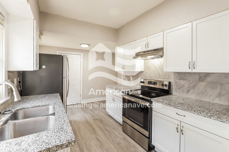 Building Photo - 3211 E 30 Terrace