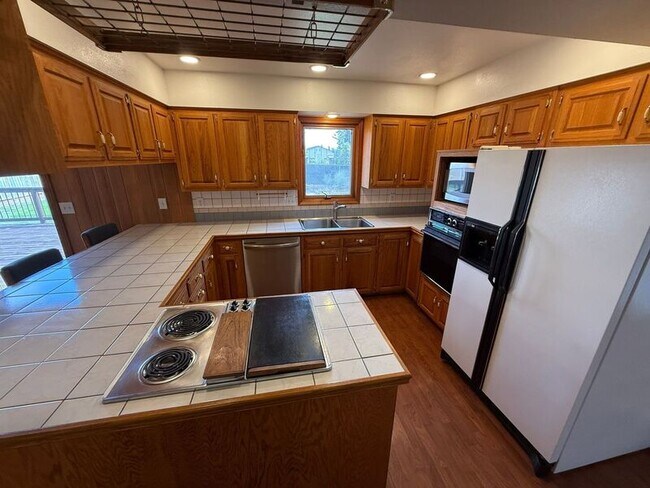 Building Photo - 460 SE Conifer Pl