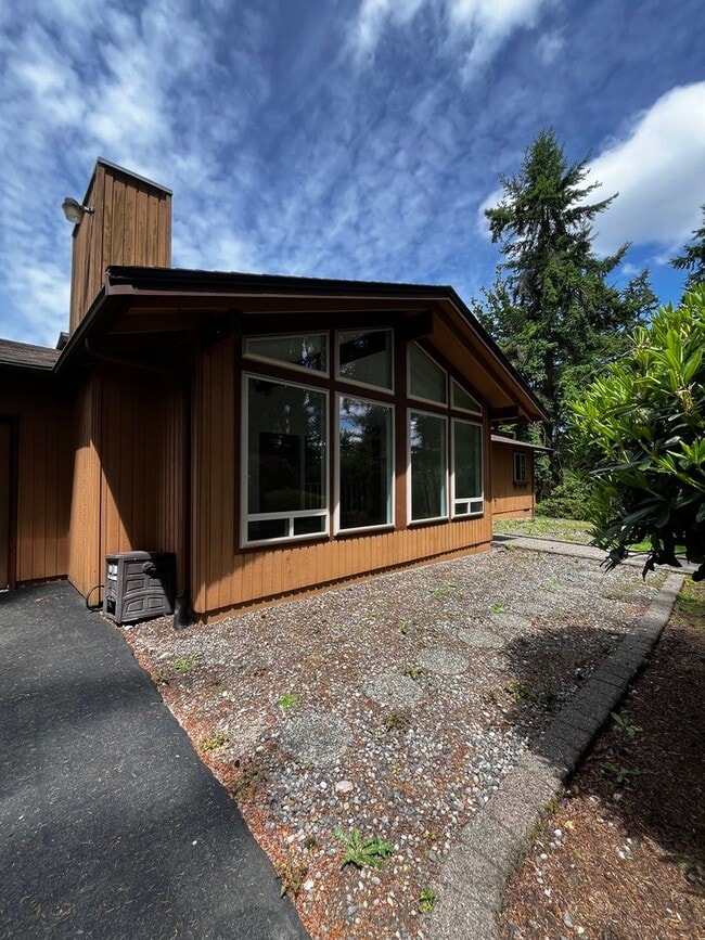 Building Photo - Gorgeous 3 BD 2.25 BA Home on 2 Acres!