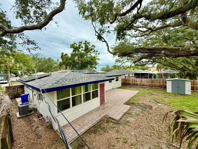 Building Photo - 1837 Pasadena Dr