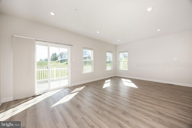Building Photo - 265 Chase Dr