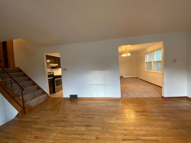 Building Photo - Large 4 Bedroom House, Franklin Regional S...