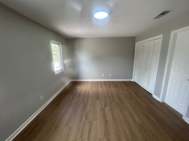 Building Photo - 137 Lionsgate Dr