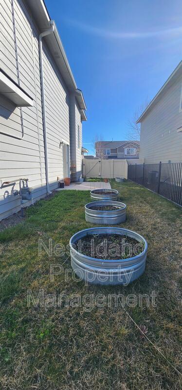 Building Photo - 657 N Manship Ave