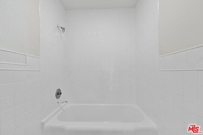 Building Photo - 1128 Irolo St