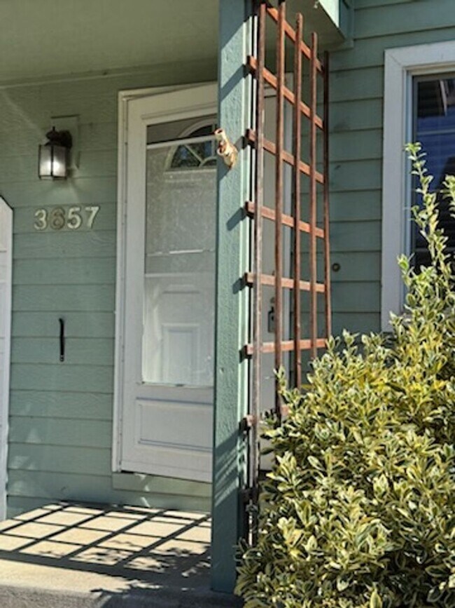 Building Photo - Spacious 3-Bedroom, 2.5-Bath Townhouse Nea...