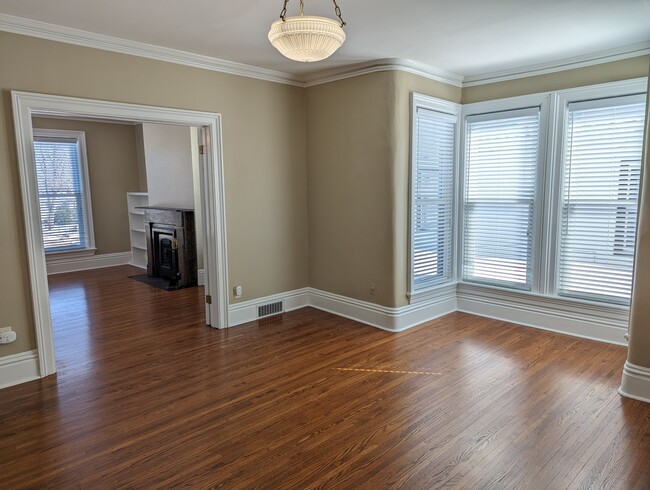 Building Photo - 837 W Stephenson St