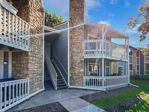 Building Photo - Charming 2-Bedroom Condo in Prime Location - Woodside Village