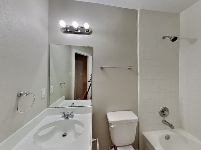 Building Photo - 2419 Sherwood Hollow Ln