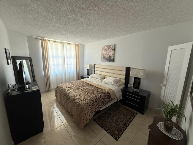 Building Photo - 1950 S Ocean Dr