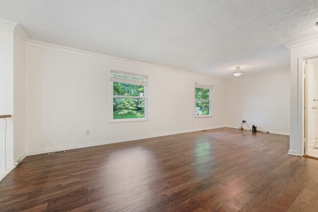 Building Photo - 2025 Shenandoah Rd