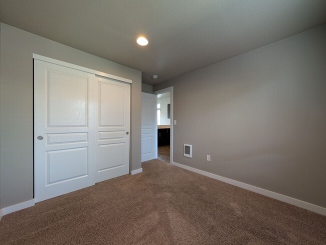 Building Photo - Beautiful 2 bedroom/1 bath home. Landscaping included!