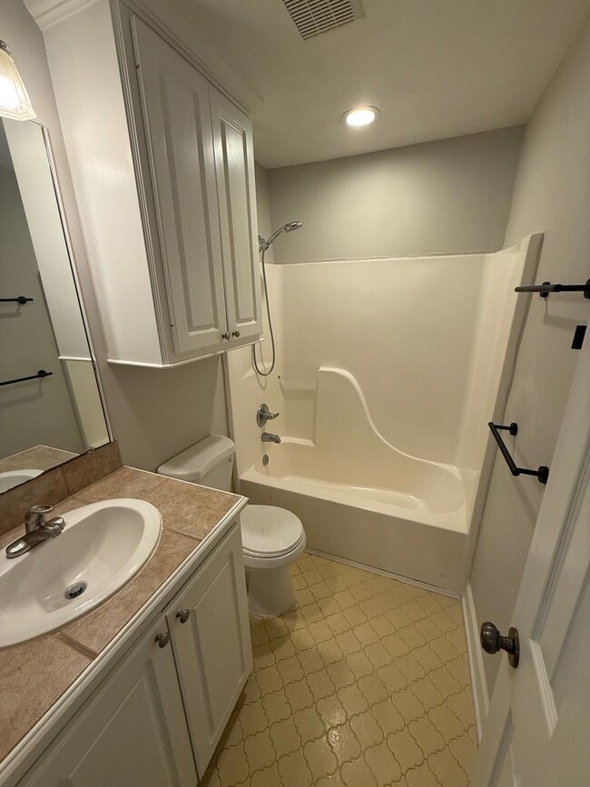 Building Photo - Great 3 BR home by the Reservoir