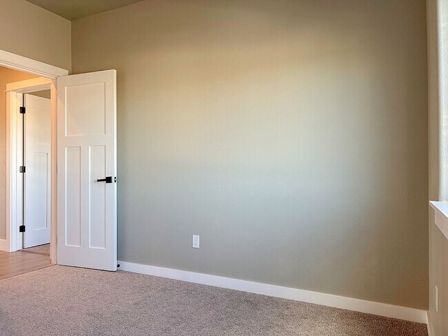 Building Photo - Pet Friendly 2 bed/ 2 bath unit at Soldier Ridge!