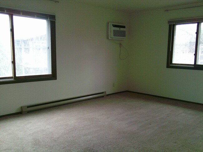 Building Photo - N18-W5391 Pierce Ct