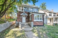 Building Photo - 2 Story 3 Bed 2 Bath, Off Street Parking!