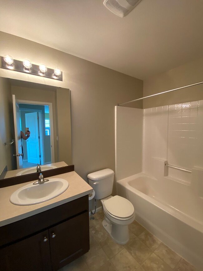 Building Photo - 4 Bed  2.5 Bath Redmond Townhome