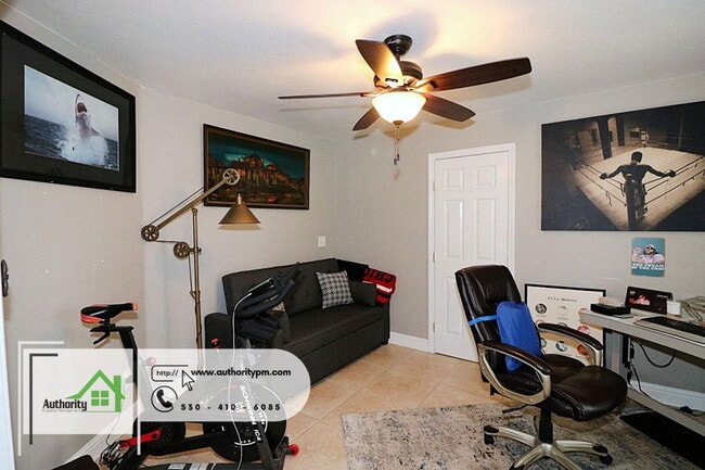 Building Photo - 705 Country Oak Dr