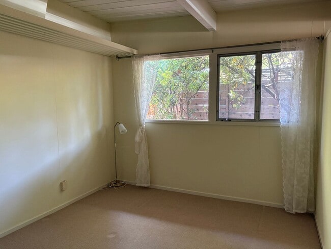 Building Photo - Lovingly Maintained 3 Bed, 2 Bath Home in the Circles