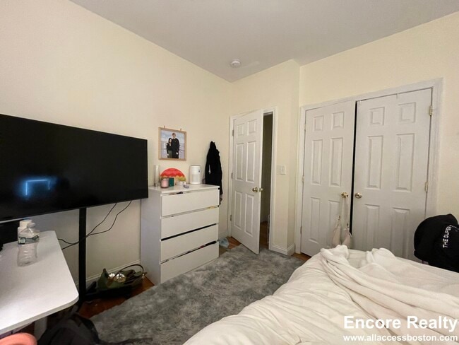 Building Photo - 62 Egmont St